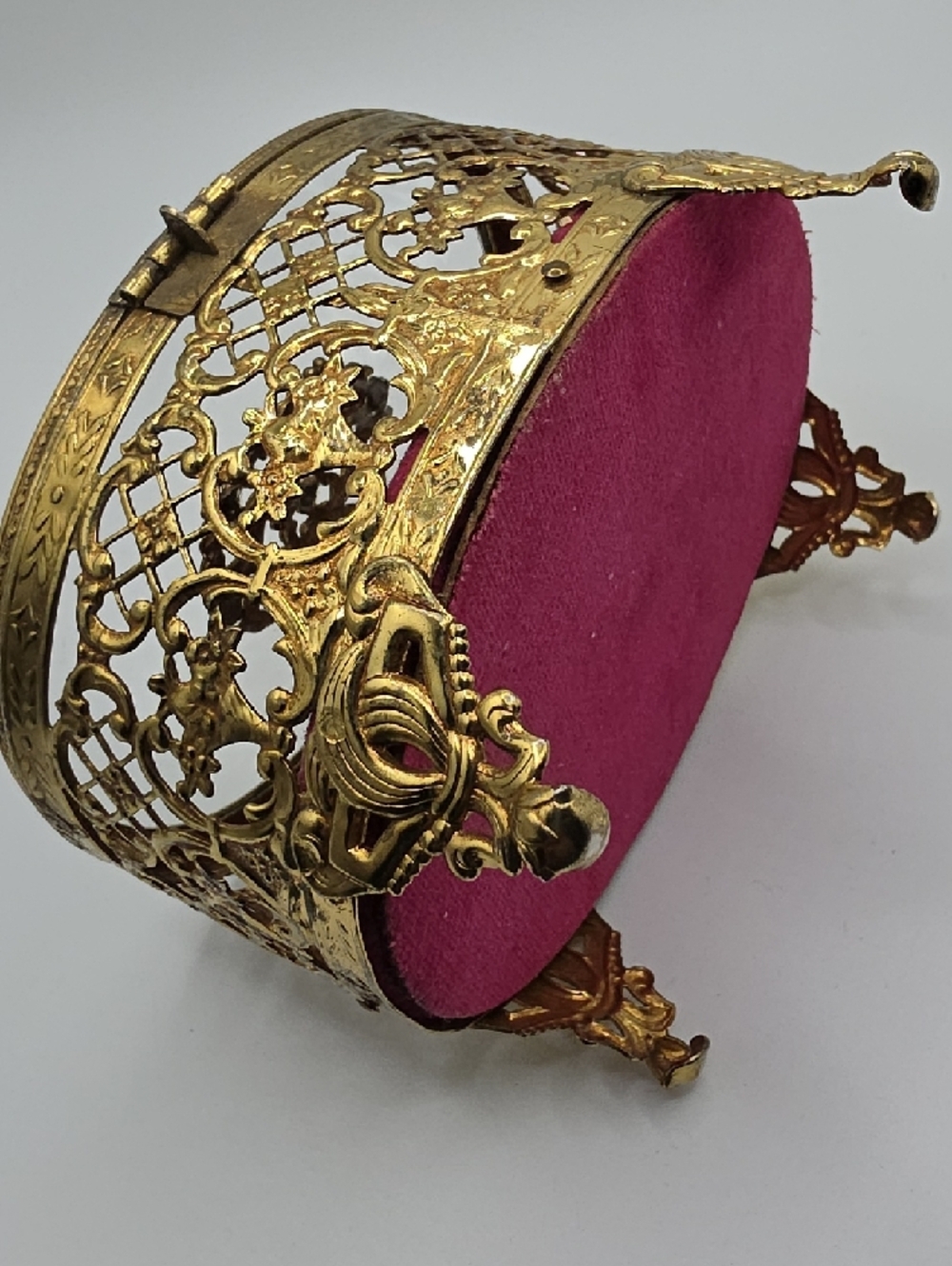 VINTAGE Hollywood Regency Lidded Jewelry Casket with Floral Medallion on the Lid - Picture 13 of 14